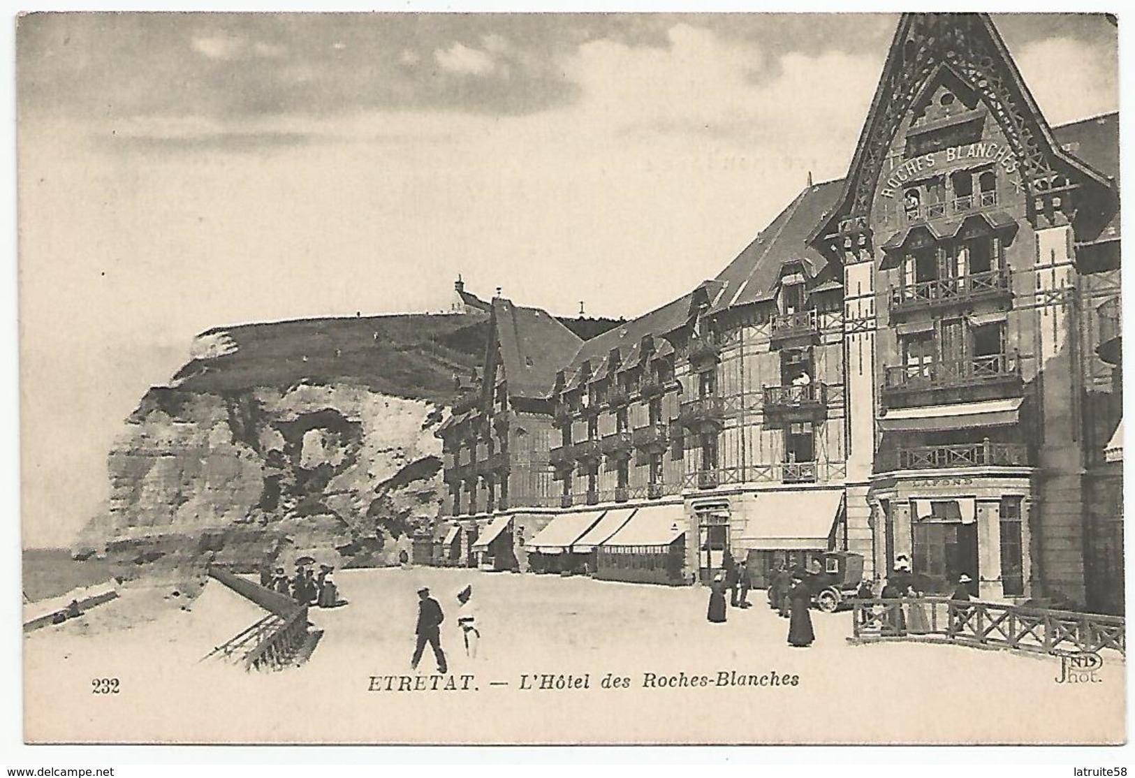 232 ETRETAT. - L'Hôtel Des Roches-Blanches, Diverses Personnes Et Une Voiture Devant L' Hôtel - Etretat