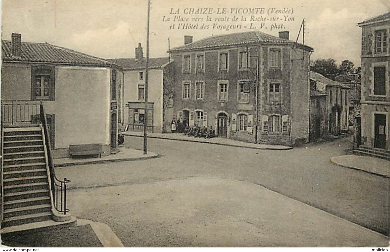 - Vendée -ref-E632bis- La Chaize Le Vicomte - Place Vers La Route De La Roche Sur Yon Et Hotel Des Voyageurs - Hotels - - La Chaize Le Vicomte