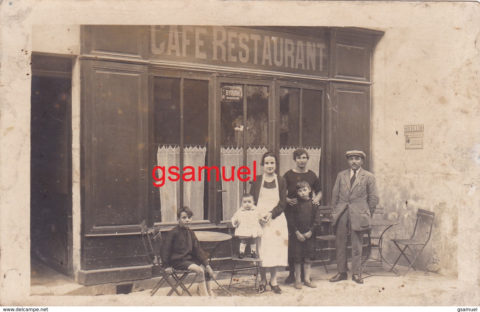 Carte Photo - (Café Restaurant, Plaque Publicitaire Dubonnet, Animé). - (voir Scan Recto-verso). - Cafés