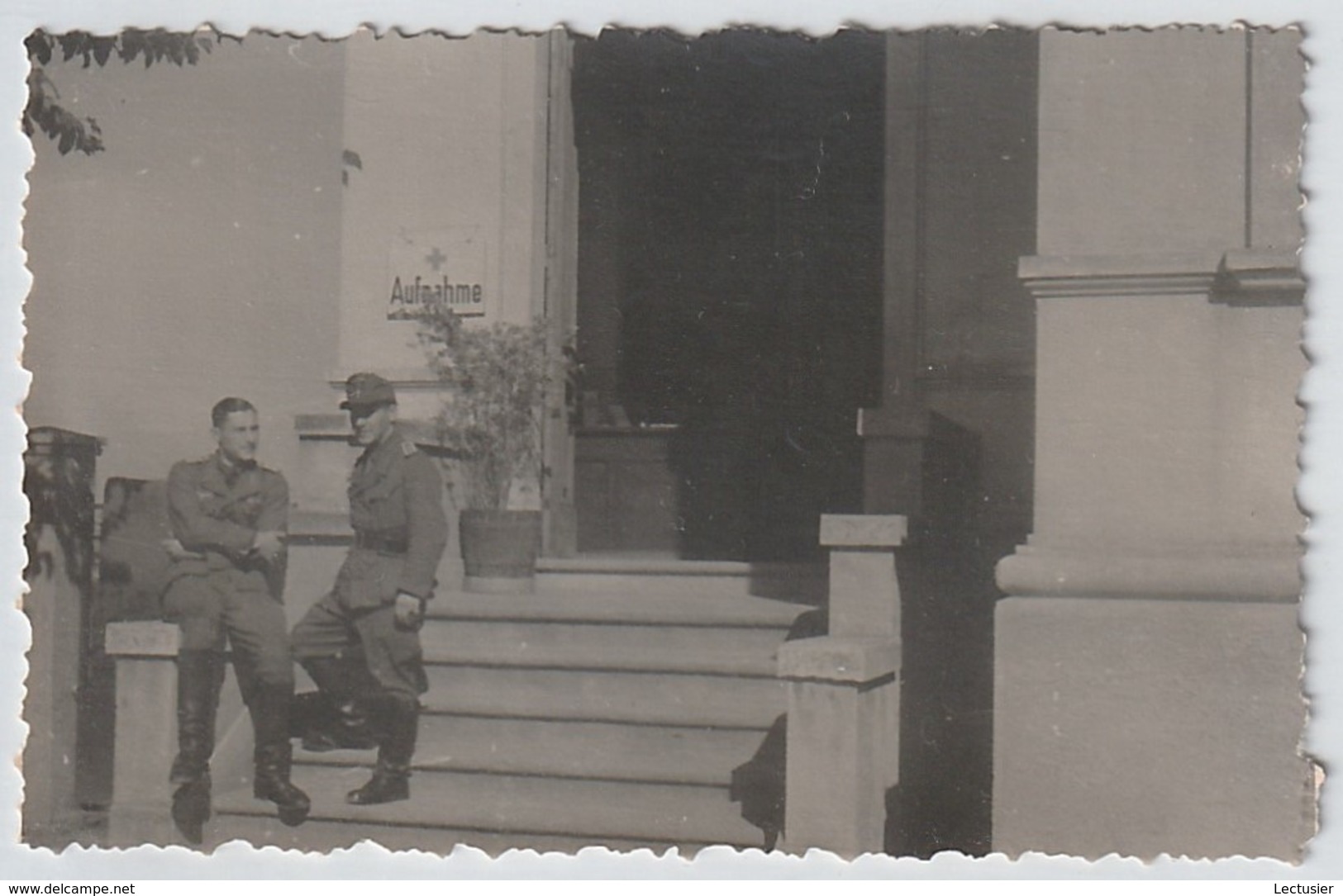 Photo German Soldiers Posing In Hospital Wehrmacht - III Reich - Germany - WWII - World War - 1939-45