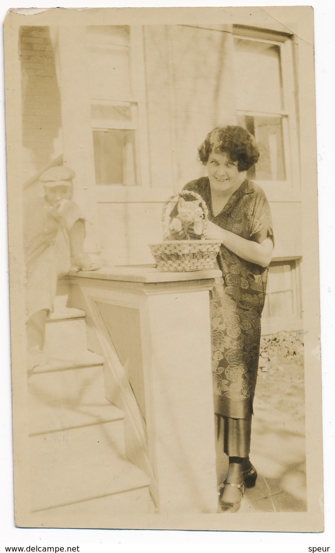 Woman With Kitten In Basket, Vintage Snapshot, ± 1930. - Anonymous Persons