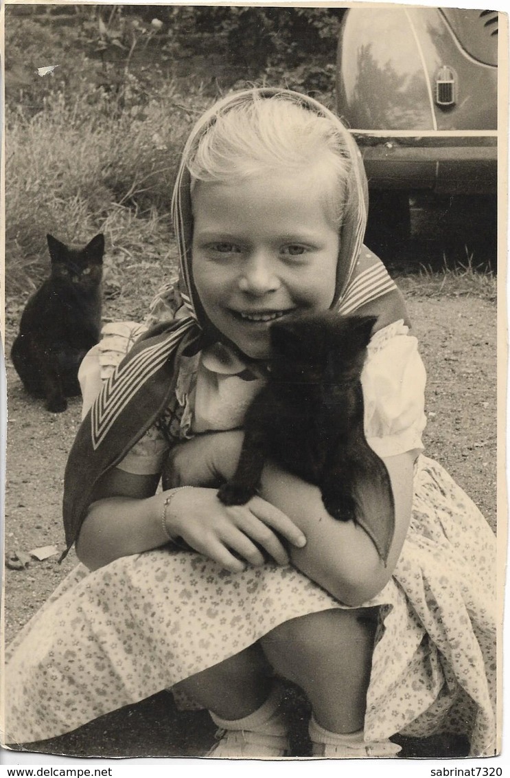 Photo 19 X 12,5 : Petite Fille , Fillette Du Nord De La France " Environs De Lille " Avec Ses Chats Noir Chatons !! - Personnes Anonymes