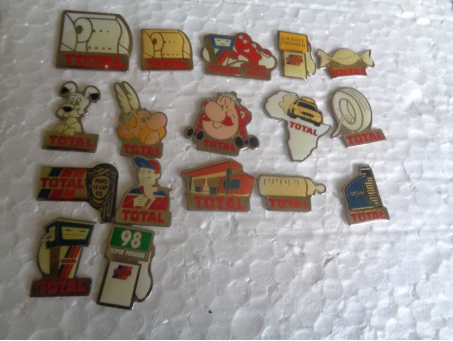 LOT DE 17 PIN'S TOTAL - Lots