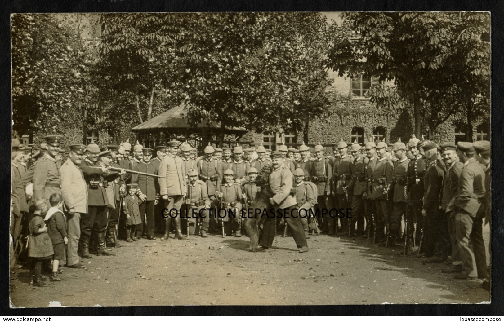 INEDIT - MONTREUR D' OURS A BERLIN - UN SOLDAT MONTREUR D' OURS SIMULE UN COMBAT DEVANT SES CAMARADES - Ours