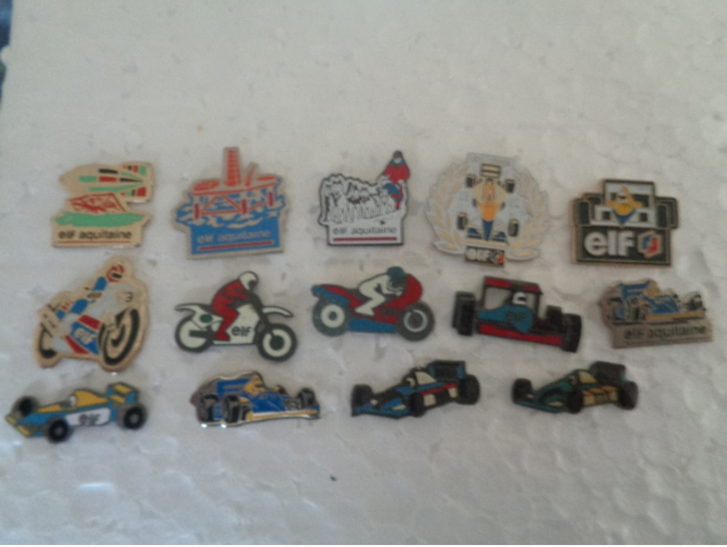 LOT DE 14 PIN'S ELF - Lots