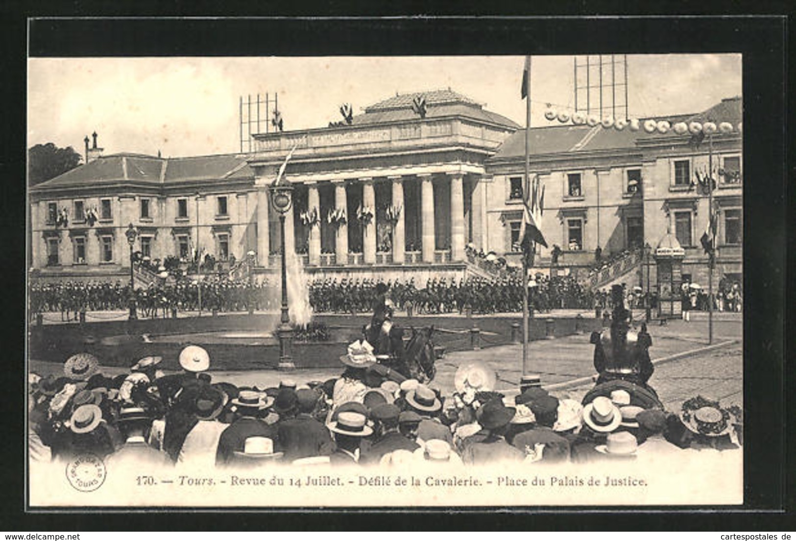 CPA Tours, Revue Du 14 Juillet, Defile De La Cavalerie, Place Du Palais De Justice - Tours