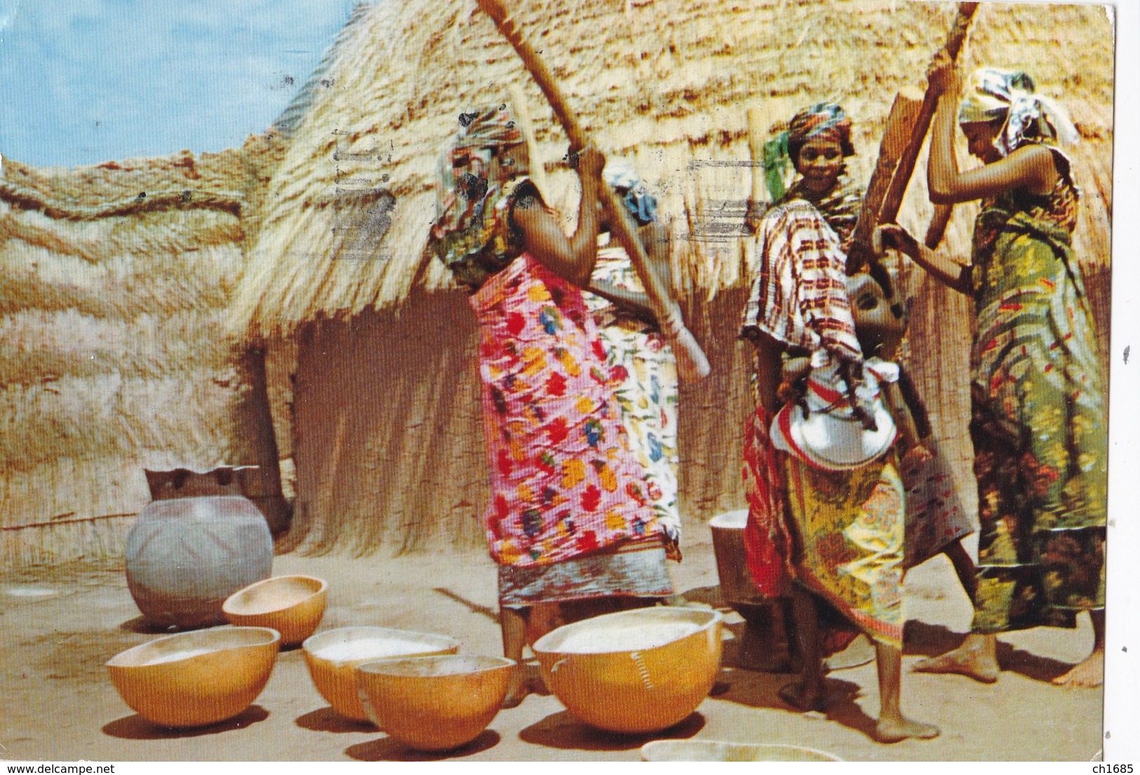 GHANA    :  Femmes Préparant Le Manioc. Carte Editions Porcelaines Le Tallec . Oblitération Accra - Ghana - Gold Coast