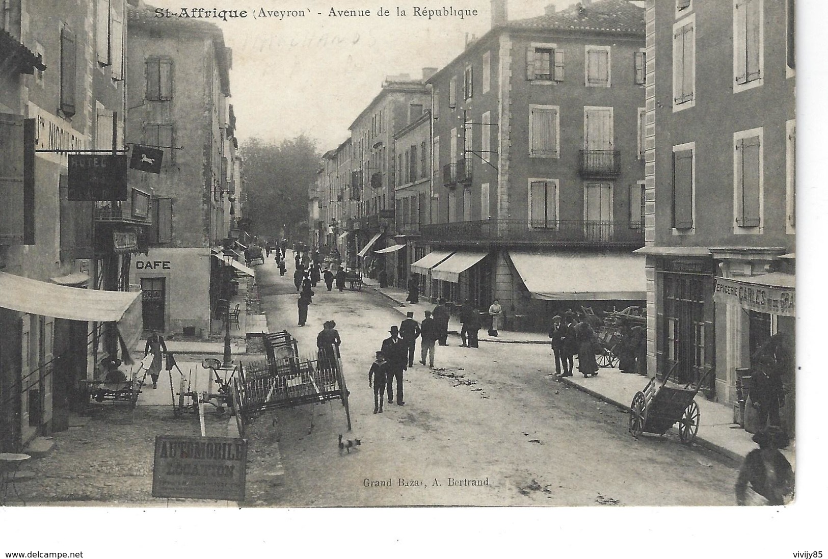 12 - SAINT AFFRIQUE - ( AVEYRON ) - T.Belle Vue Animée De La Rue De La République ( Exposition Métériel Agricole ) - Saint Affrique