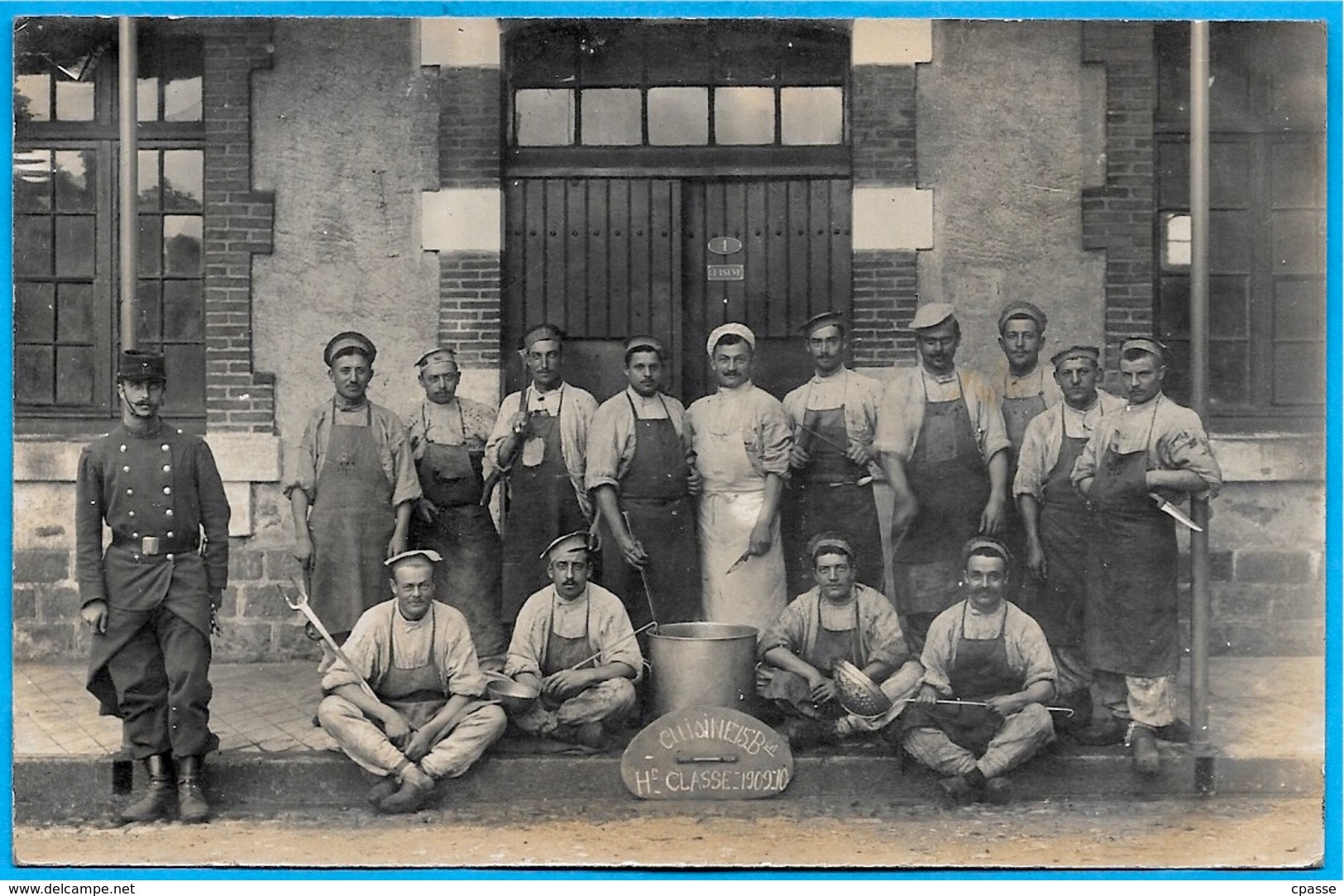 CPA CARTE-PHOTO 88 REMIREMONT Vosges - Caserne - Groupe De Militaires - Les Cuisiniers ** MILITARIA - Remiremont