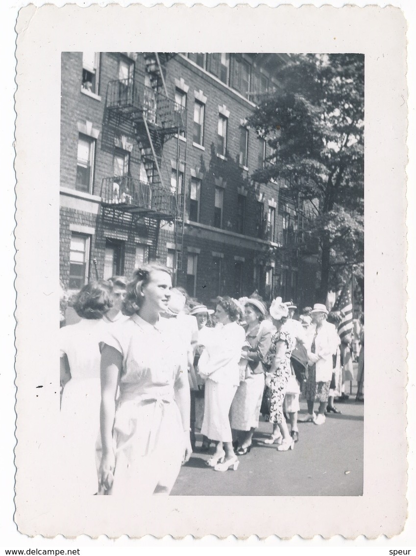 Crowd (celebrating Victory?) With Girl In Foreground, Vintage Snapshot 1940s - Personnes Anonymes