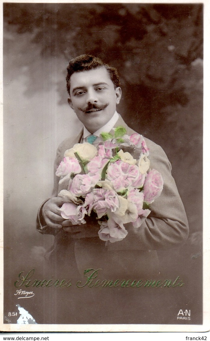 Homme Portant Un Bouquet - Hommes