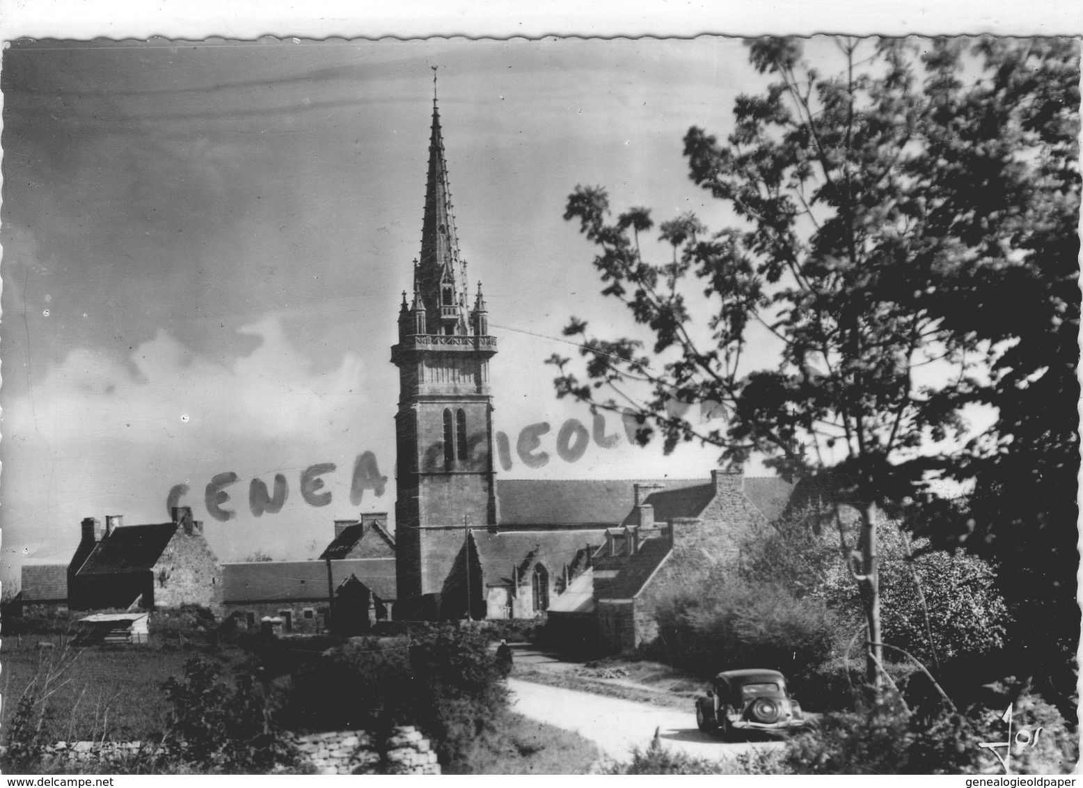 22 - LANVELLEC - EGLISE PAROISSIALE SAINT BRADON ET SON CLOCHER- TRACTION AVANT CITROEN  - COTES DU NORD - Lanvellec