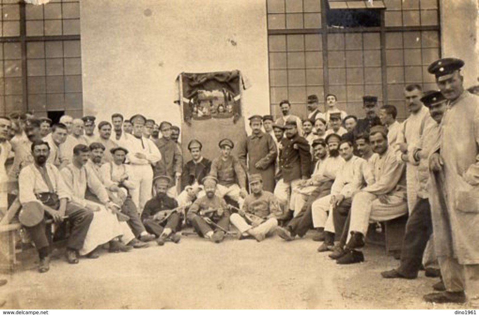 CPA 2504 - MILITARIA - Carte Photo Militaire - Prisonniers De Guerre Avec Mandoline & Spectacle De Marionnettes - Personnages