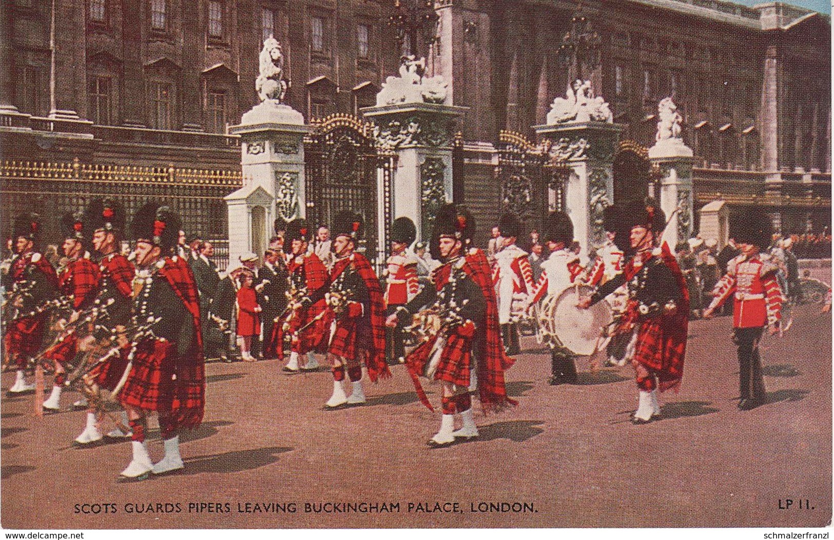 AK London Buckingham Palace Scots Guards Pipers Victoria Memorial A Constitution Hill Mall United Kingdom England UK - Buckingham Palace