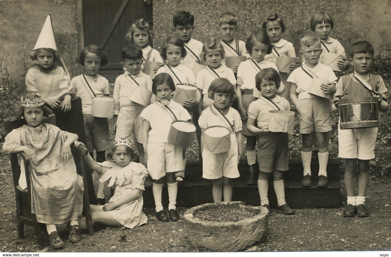 Carte Photo Fete Enfantine Tambour Roi Reine Couronne  Fete Des Rois - Autres & Non Classés