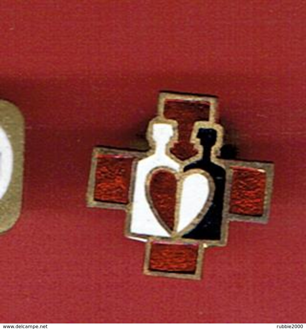 INSIGNE EMAIL BOUTONNIERE CROIX ROUGE - Medicina