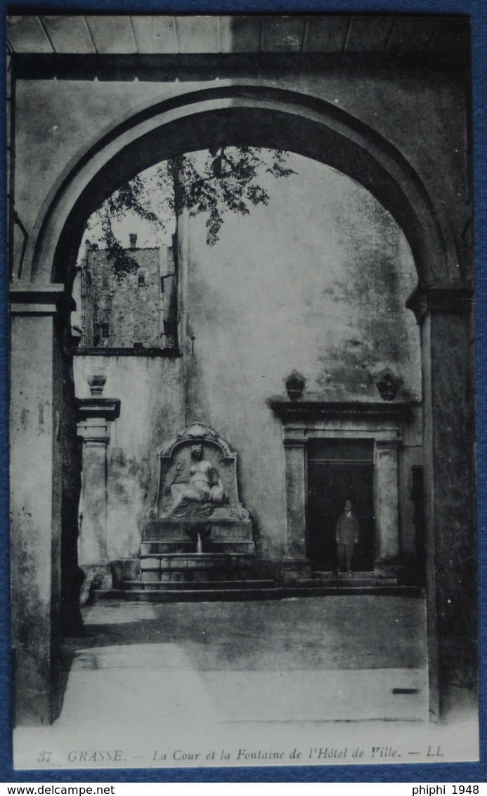 -GRASSE  La Cour Et La Fontaine De L'Hotel De Ville. - Grasse