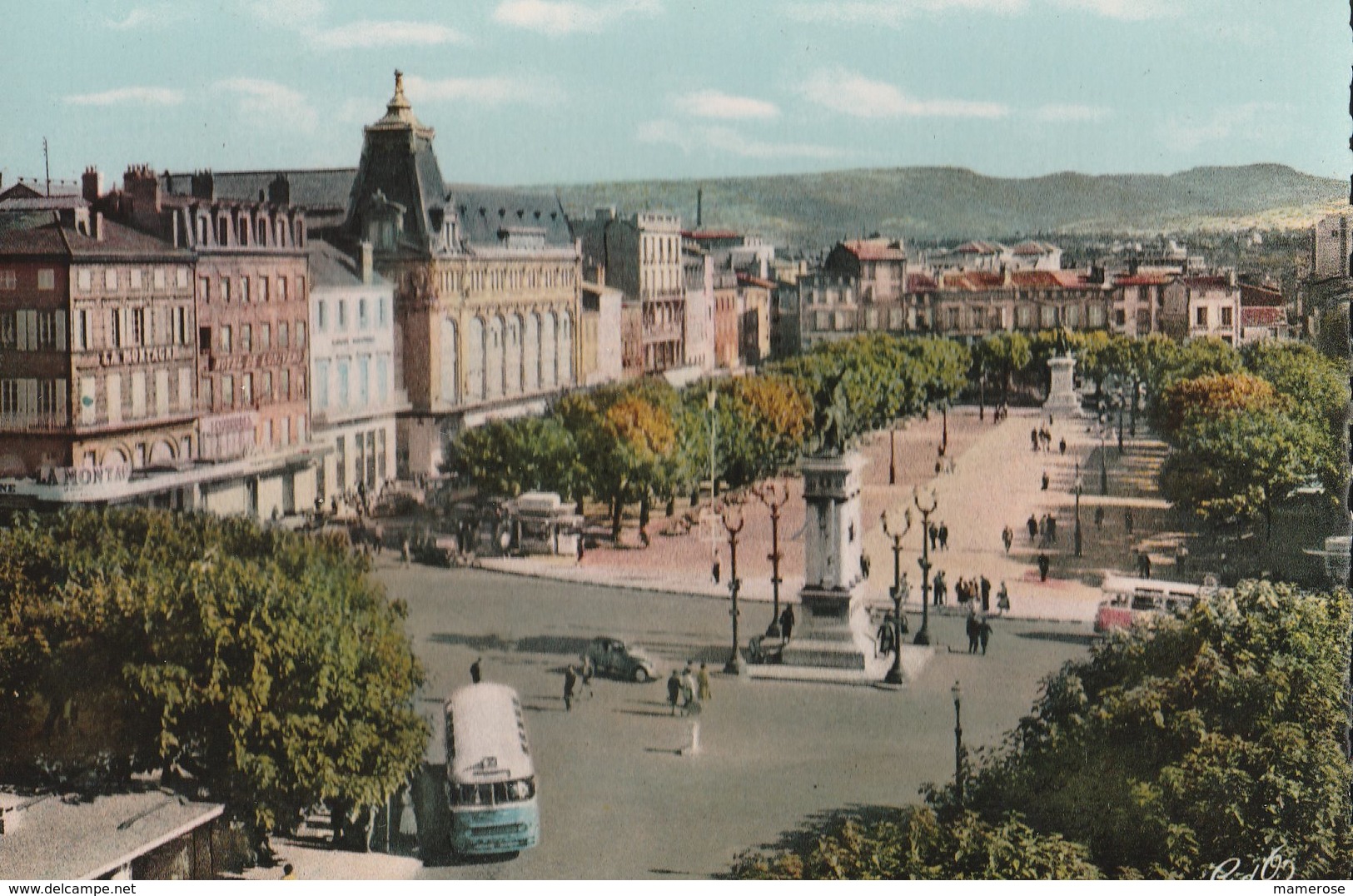 CLERMONT-FERRAND (63). Place De Jaude. Vue D'ensemble En Direction Sud-Est. Autocar (Transports: Automobile) - Clermont Ferrand