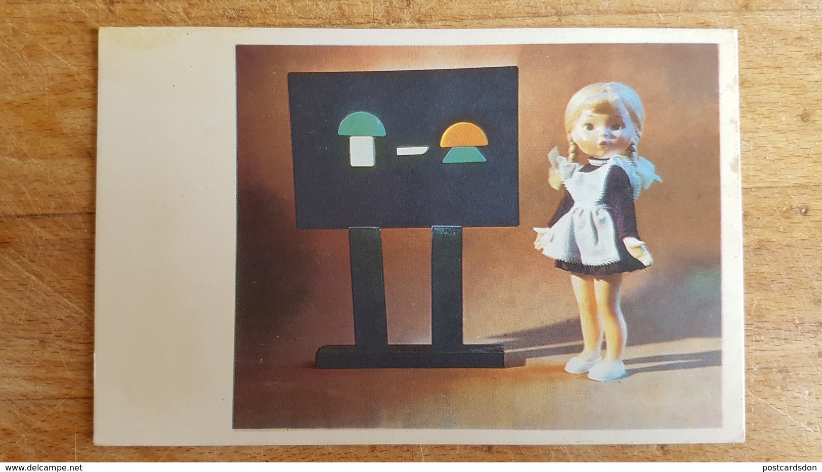 LITTLE SCHOOL GIRL  - USSR Postcard 1968 Mushroom Champignon - Pilze
