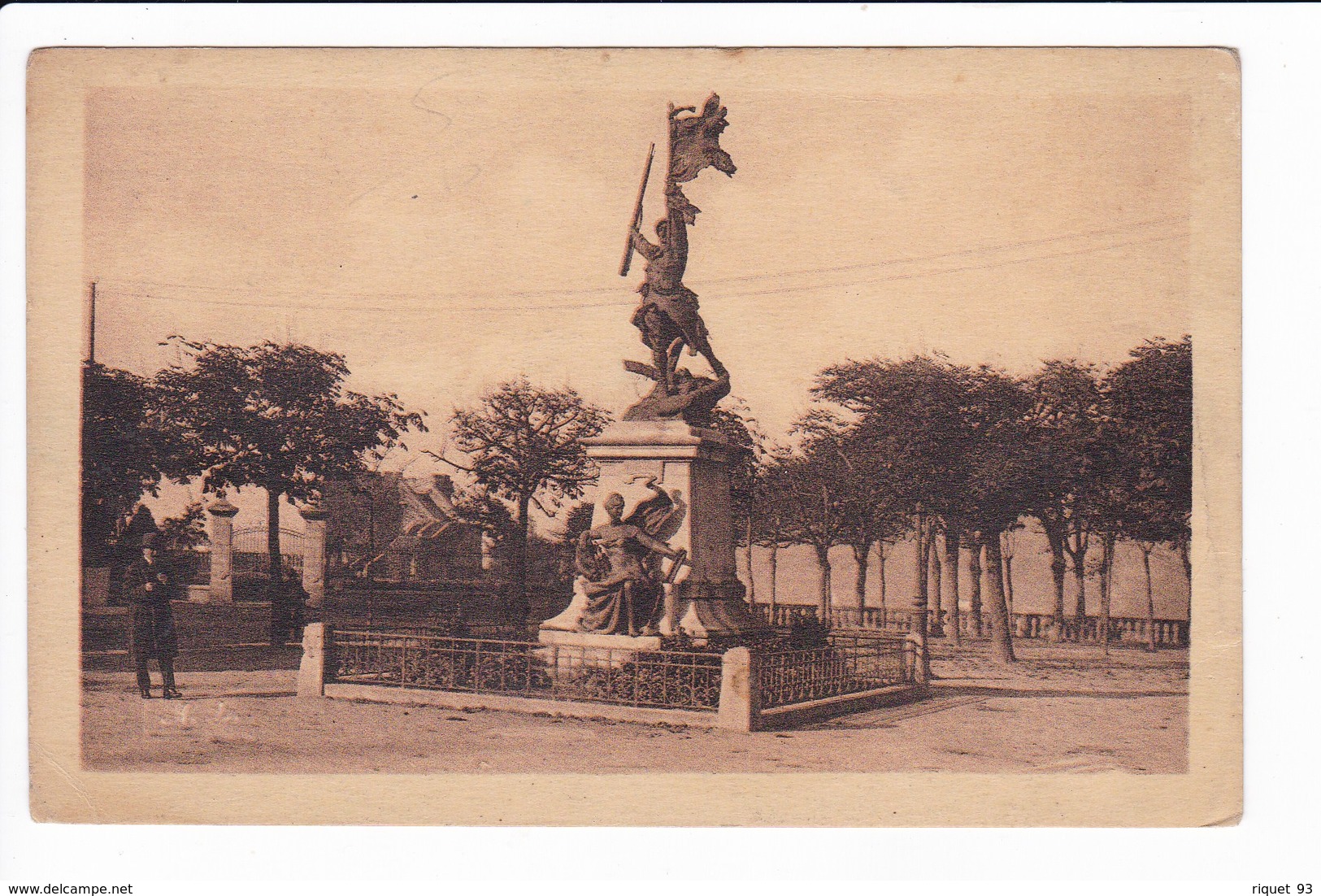 SAINT-LO - Place Des Beaux-Arts Et Le Monument Aux Morts - Saint Lo