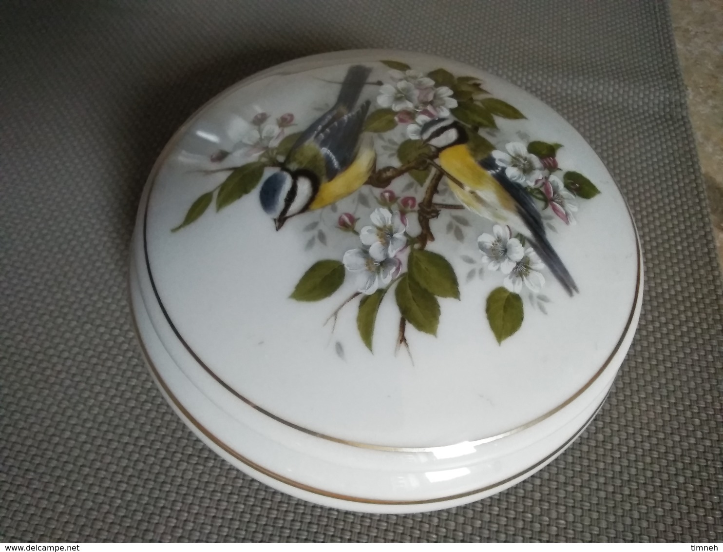 LIMOGES FRANCE - Boîte coffret, mésange bleue & fleurs - sérigaphie aux oiseaux mésanges - PORCELAINE