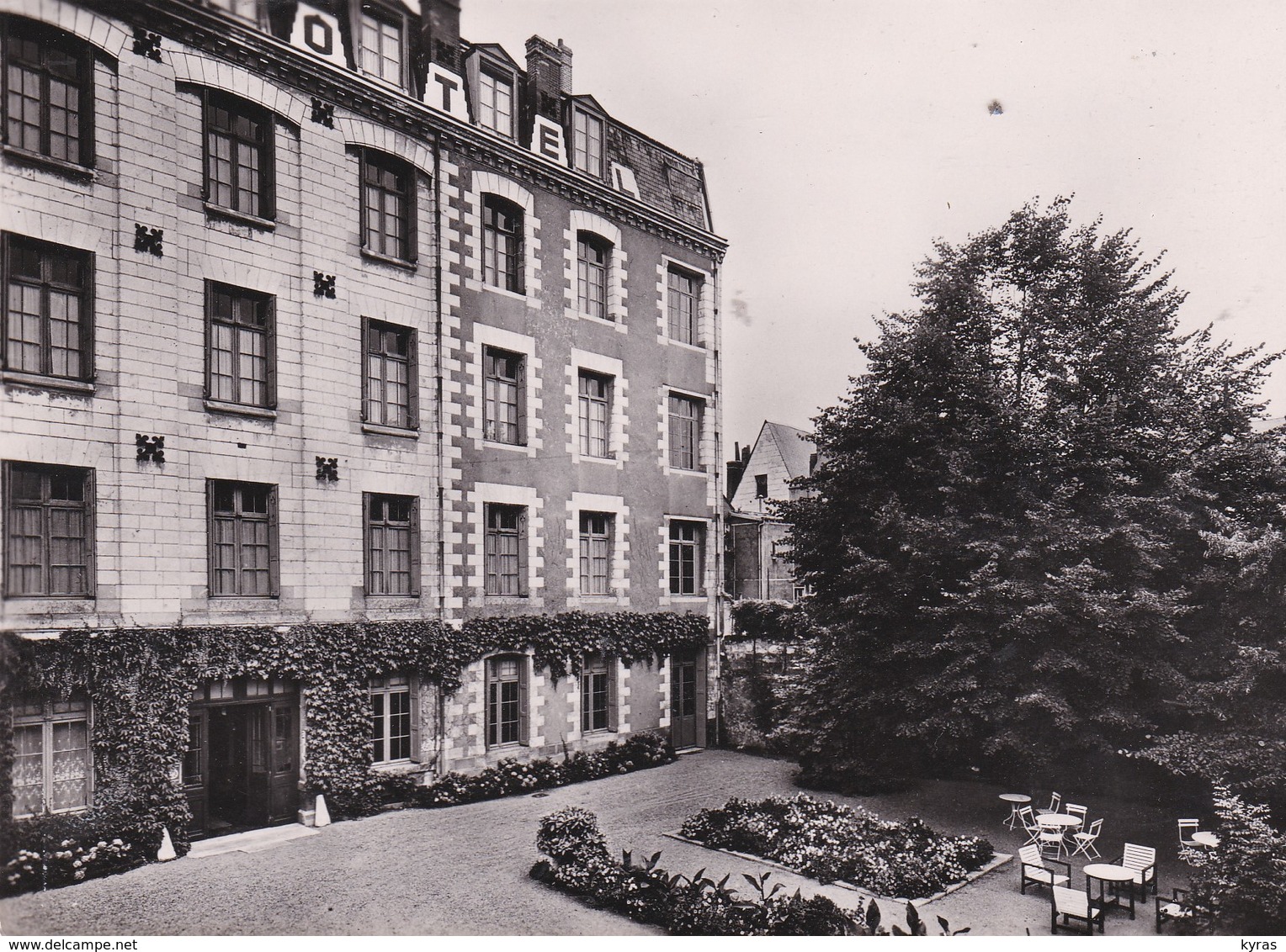 CPSM 10X15 (37)TOURS . Central-Hôtel . Jardins Et Façade - Semblançay