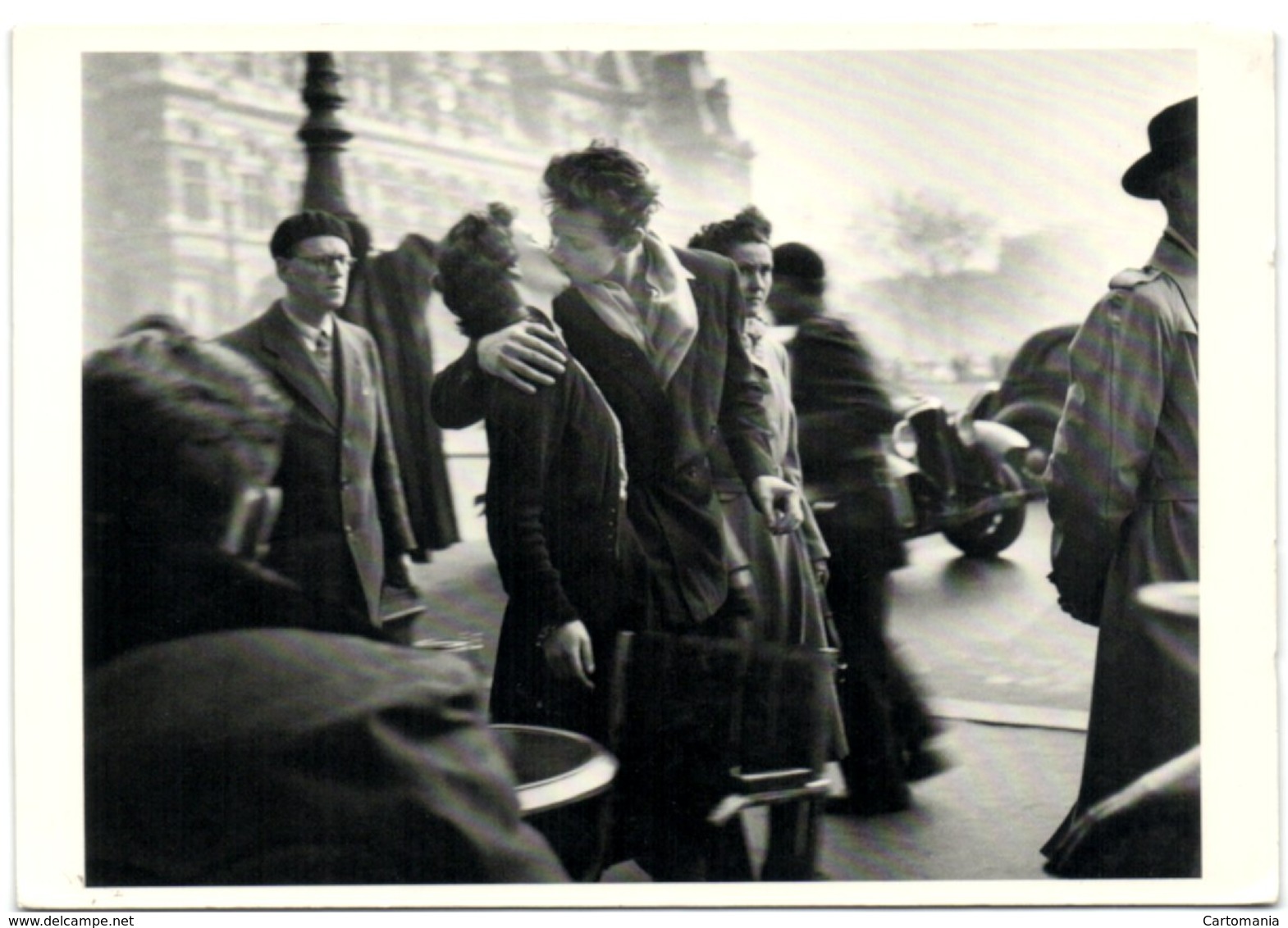 Kiss By The Hôtel De Ville Paris 1950 - Photograph By Robert Doisneau - Arrondissement: 01