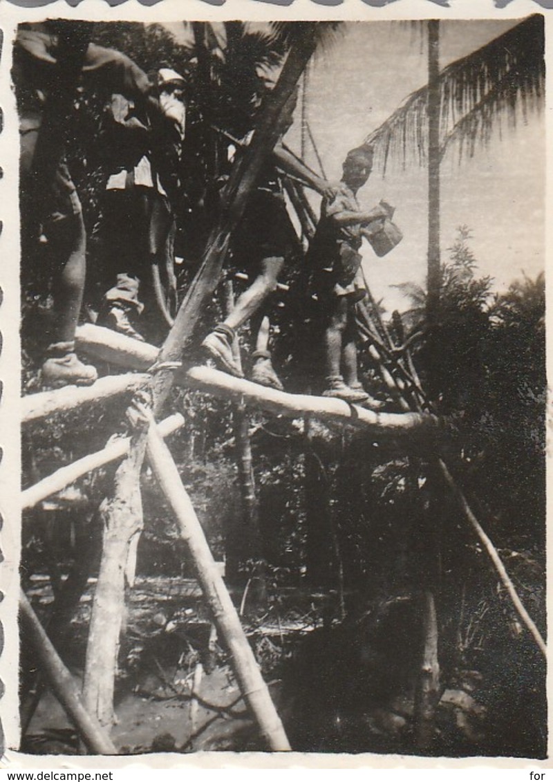 Vietnam : THAN-TRIEU : Soldats Traversant Un Pont : 1947 : ( 6cm X 4,3cm ) Photo Militaire - - War, Military