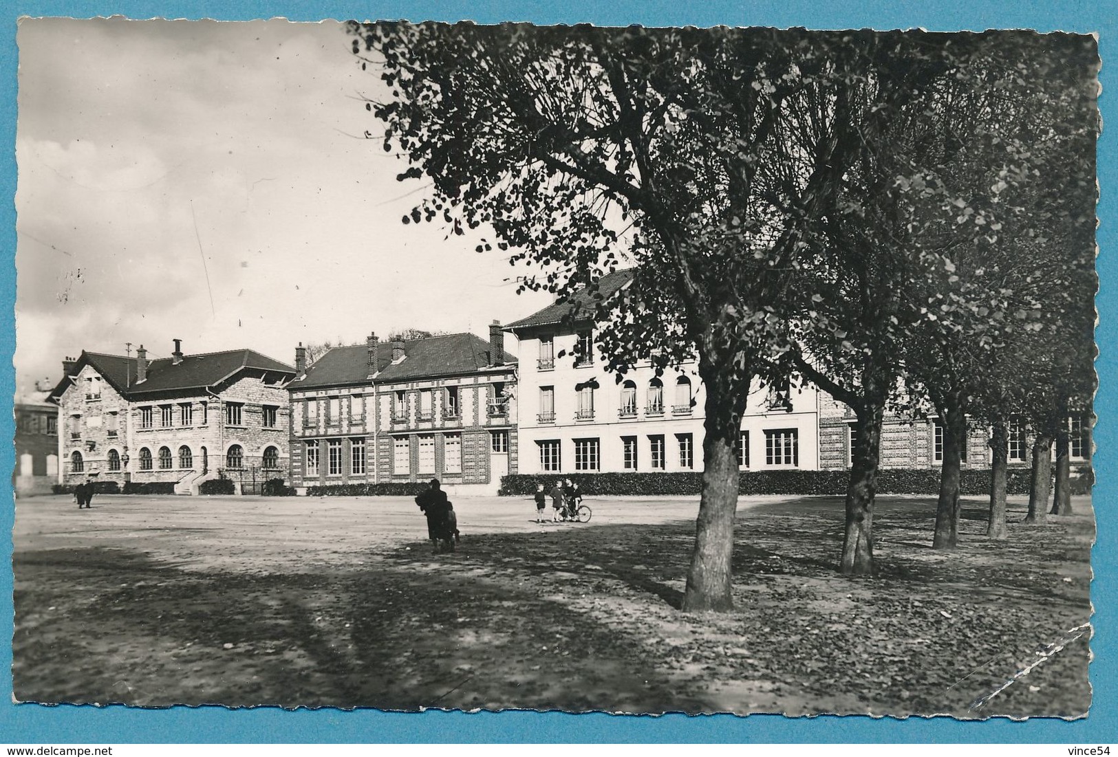 SAINT-LEU-LA-FORET - La Place Du Maréchal Foch. La Poste, Les Ecoles (animation) - Photo Véritable Circulé 1957 - Saint Leu La Foret