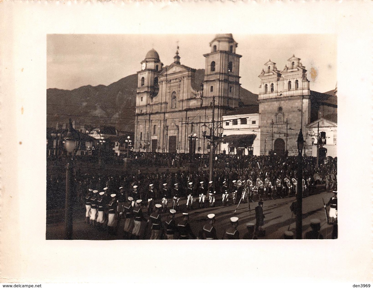 Colombie - BOGOTA - L'Ecole Militaire Sur La Place Simon Bolivar, Devant La Cathédrale Primada - Colombie