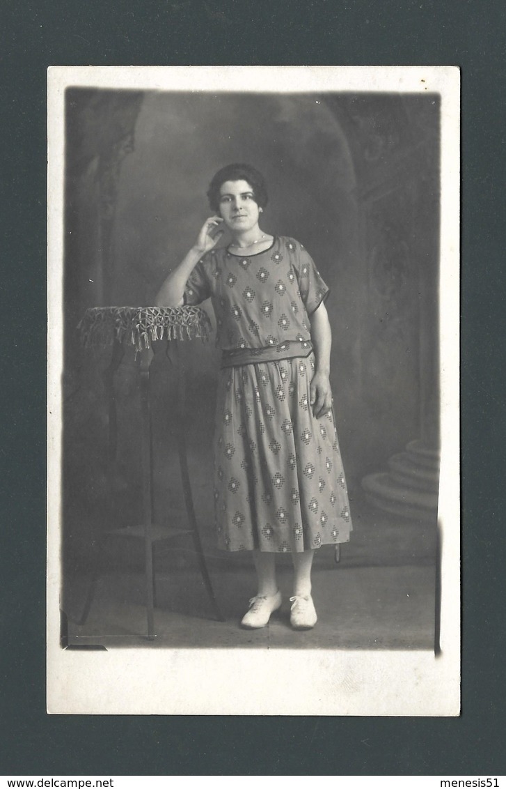 CPA Carte Photo MACON -  La MODE D'AUTREFOIS - FEMME LADY FRAU Dans Sa Robe Au Tissus Tapisserie - A Identifier