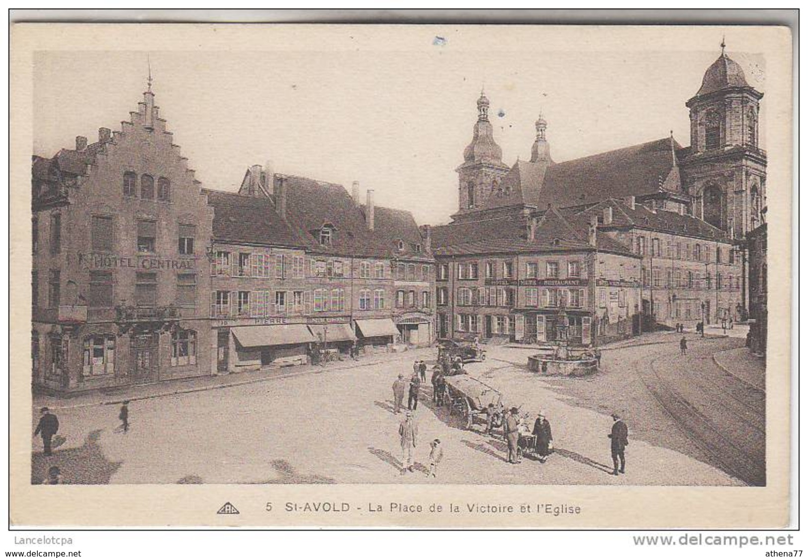 57 - SAINT AVOLD / LA PLACE DE LA VICTOIRE ET L'EGLISE - Saint-Avold