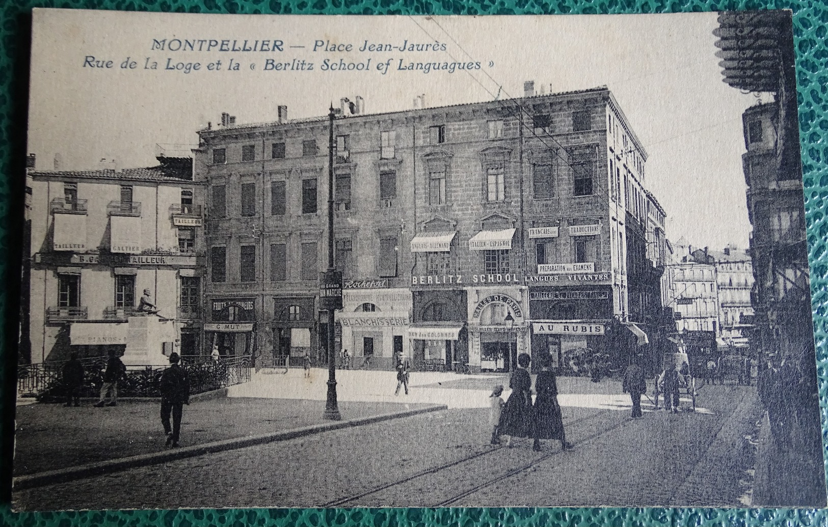 Cpa  - 34 - Montpellier - Place Jean Jaurès - Rue Dela Loge Et La "berlitz School Of Languagues" - Montpellier