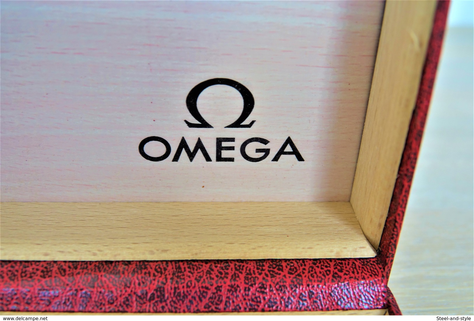 watches BOX : OMEGA RED WOOD BOX  - 1950-60's  - original - swiss made - excelent condition