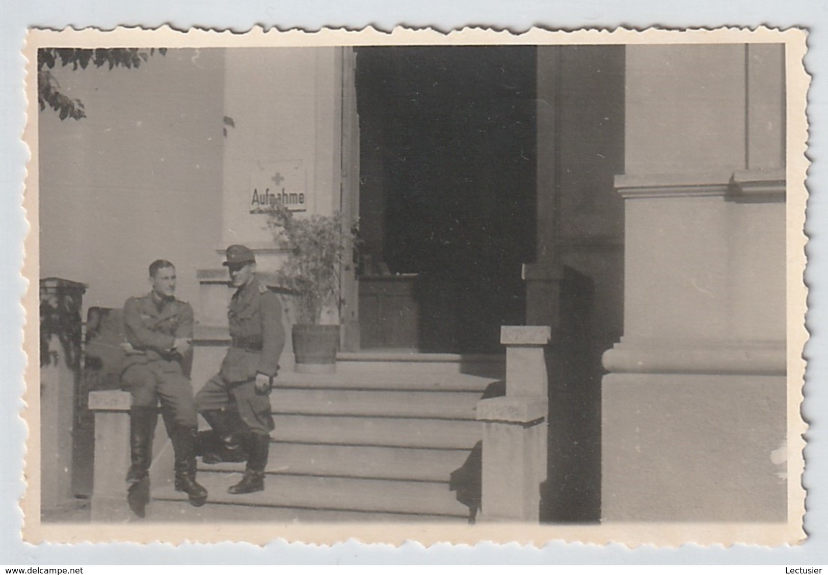 Photo German Soldiers Posing In Hospital Wehrmacht - III Reich - Germany - WWII - World War - 1939-45