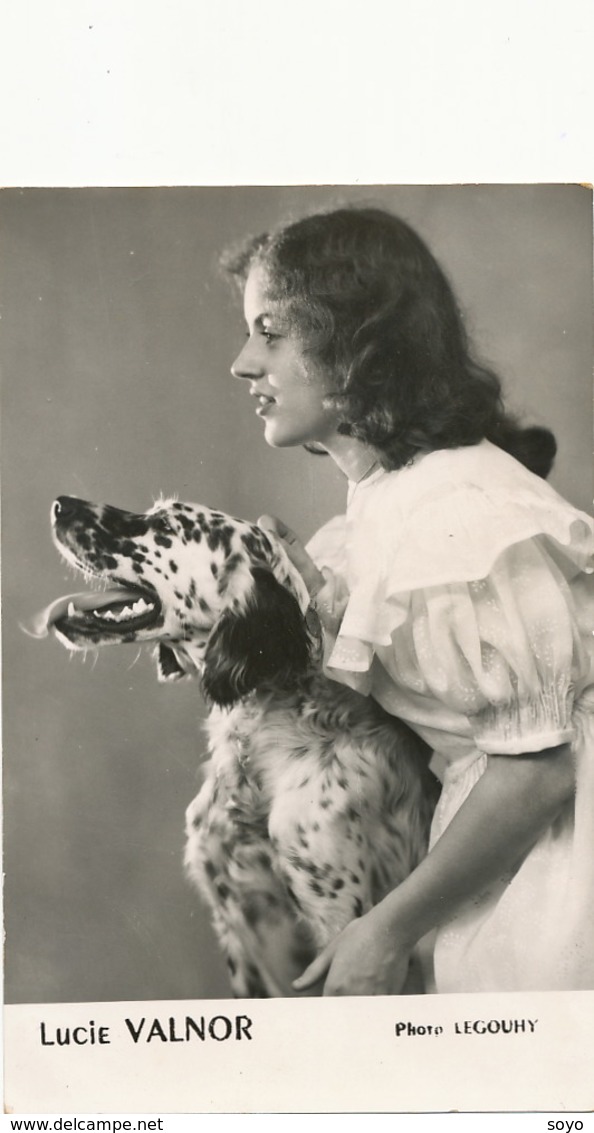 Carte Photo Beau Chien Epagneul Ou Setter Avec Jeune Actrice Lucie Valnor . Dos Non CP - Chiens