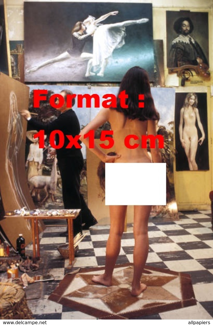 Reproduction D'une Photographie Ancienne D'une Jeune Femme Nue De Dos Modèle D'un Peintre En 1977 - Other & Unclassified