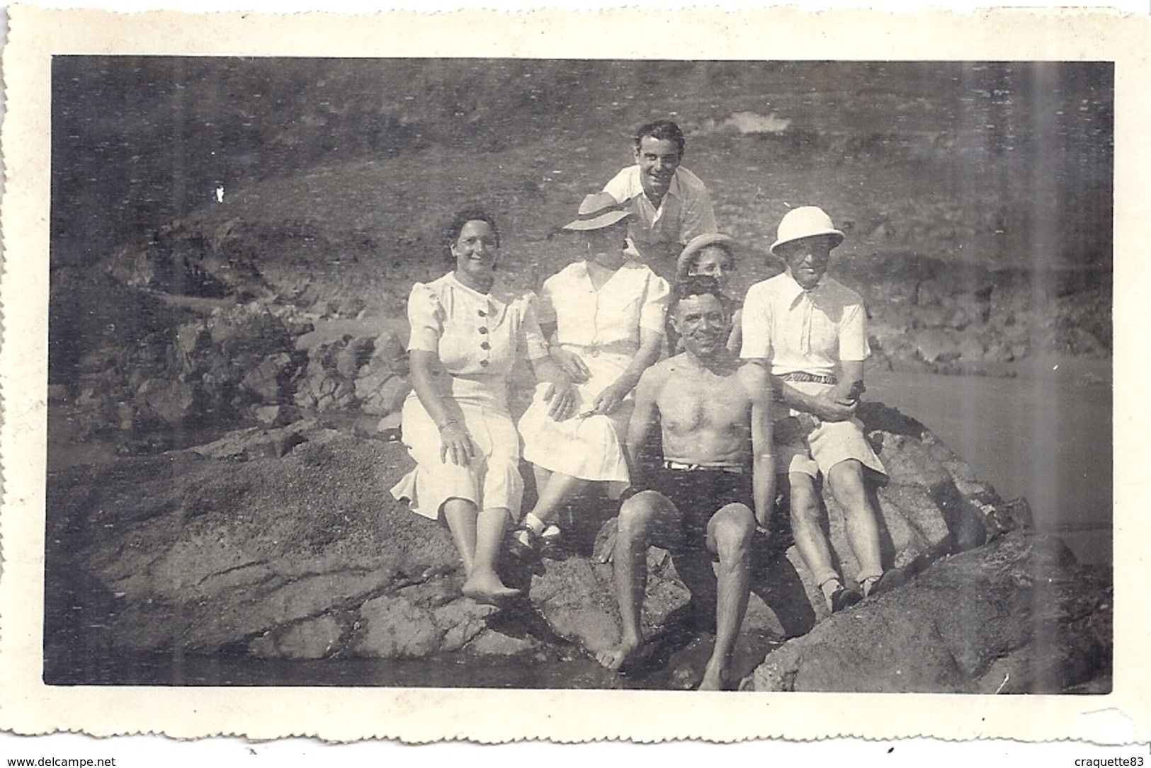 EN FAMILE SUR LE ROCHER  UN HOMME EN MAILLOT DE BAIN  PHOTO SEPIA - Lieux