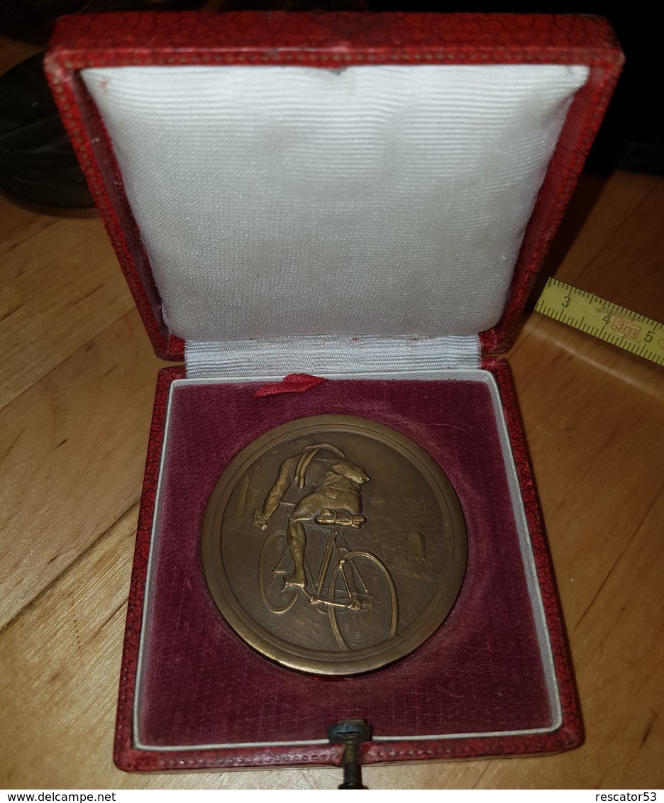 Rare Medaille Bronze De 5 Cm Dans Ecrin Offert Par Peugeot Cycliste Années 20 - Autres & Non Classés