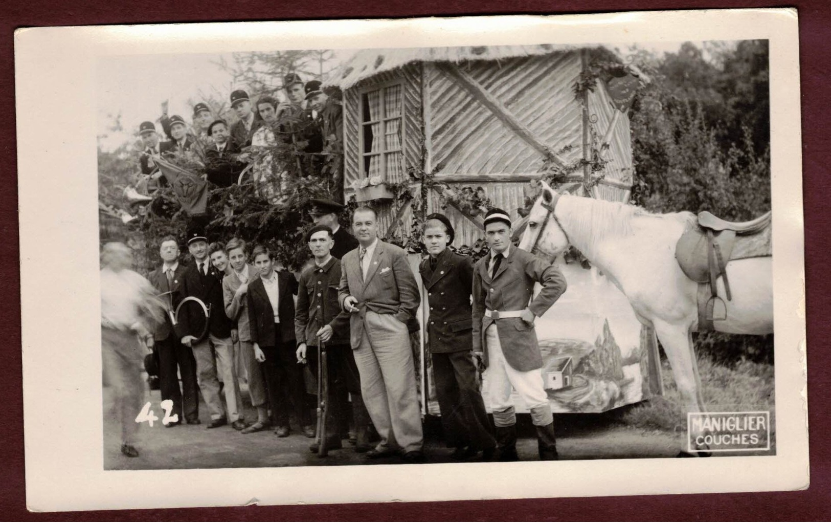 Couches-les-Mines Cavalcade 22 Août 1948  Photo N° 42 " La Vivre " Saône-et-Loire " Char De La Chasse   " COUCHES - Autres & Non Classés