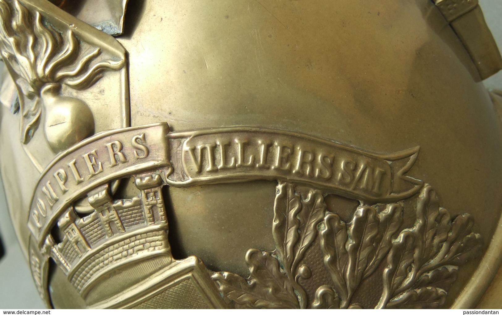 Coque de casque de sapeur pompier de la commune de Villiers sur Marne dans le Val de Marne