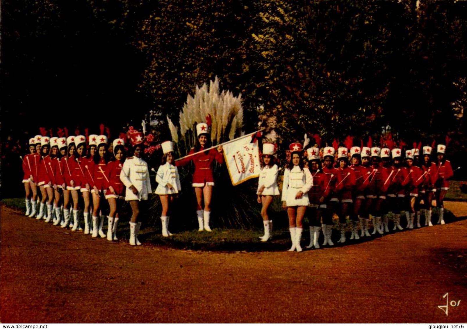 LUISANT....LES MAJORETTES LUISANTAISES....CPM ANIMEE - Autres & Non Classés