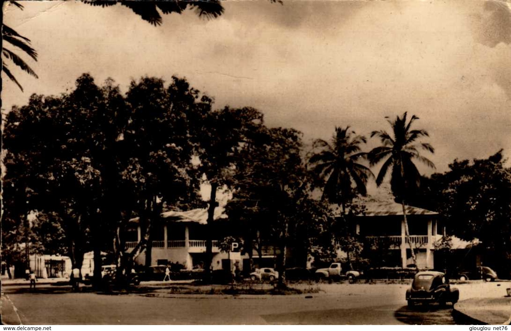 DOUALA...PLACE DE LA POSTE....CPSM PETIT FORMAT - Cameroun