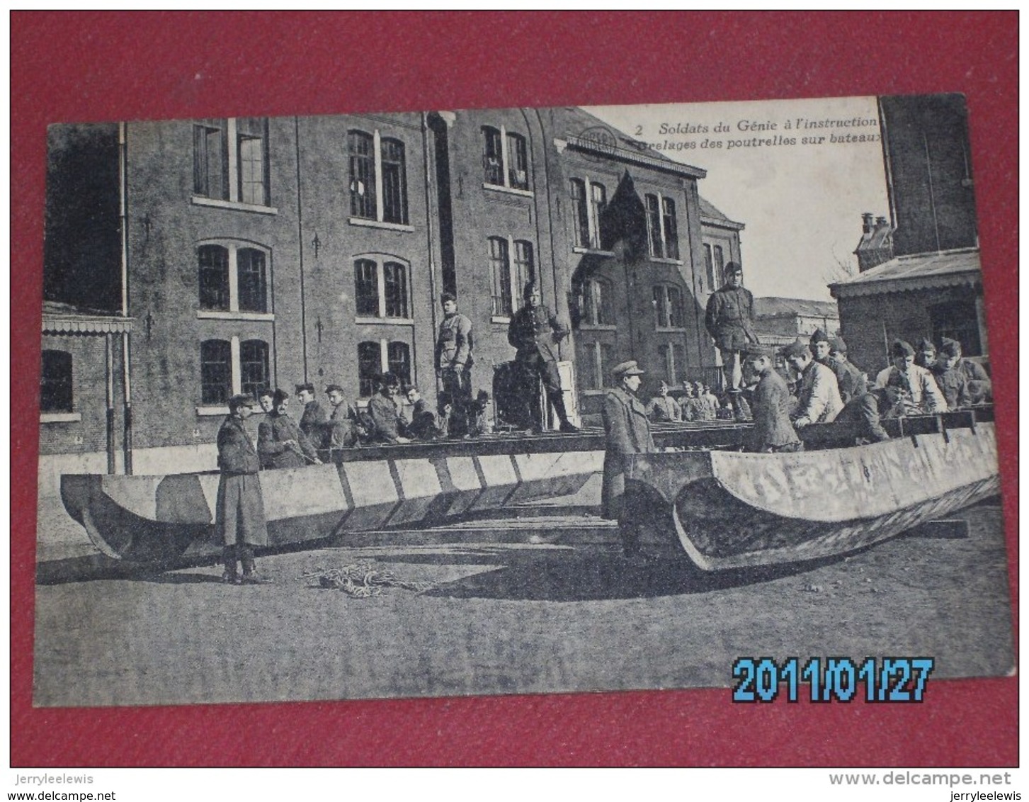 MILITARIA - ARMEE BELGE - Soldats Du Génie -   Crelages Des Poutrelles  Sur Bateaux     - - Manoeuvres