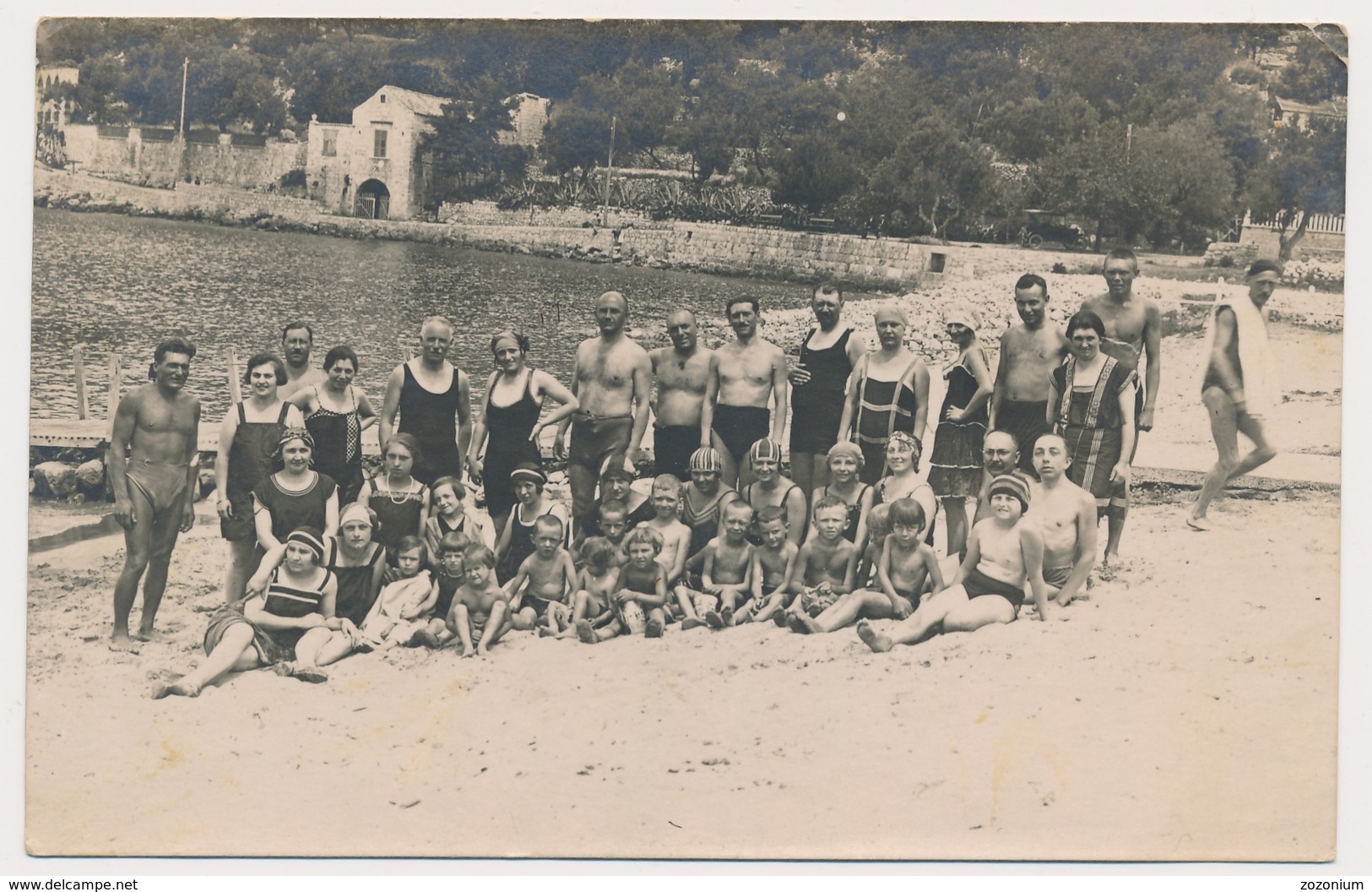 REAL PHOTO Ancienne, LAPAD Croatia Large Group On Beach Men Women Kids Plage  Photo ORIGINAL - Anonymous Persons