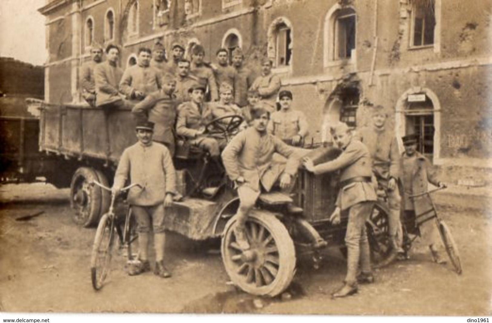 CPA 2510 - MILITARIA - Carte Photo Militaire - PERONNE - Caserne Foy - Soldats Sur Camion Militaire - Photo E. SOUILLARD - Materiaal