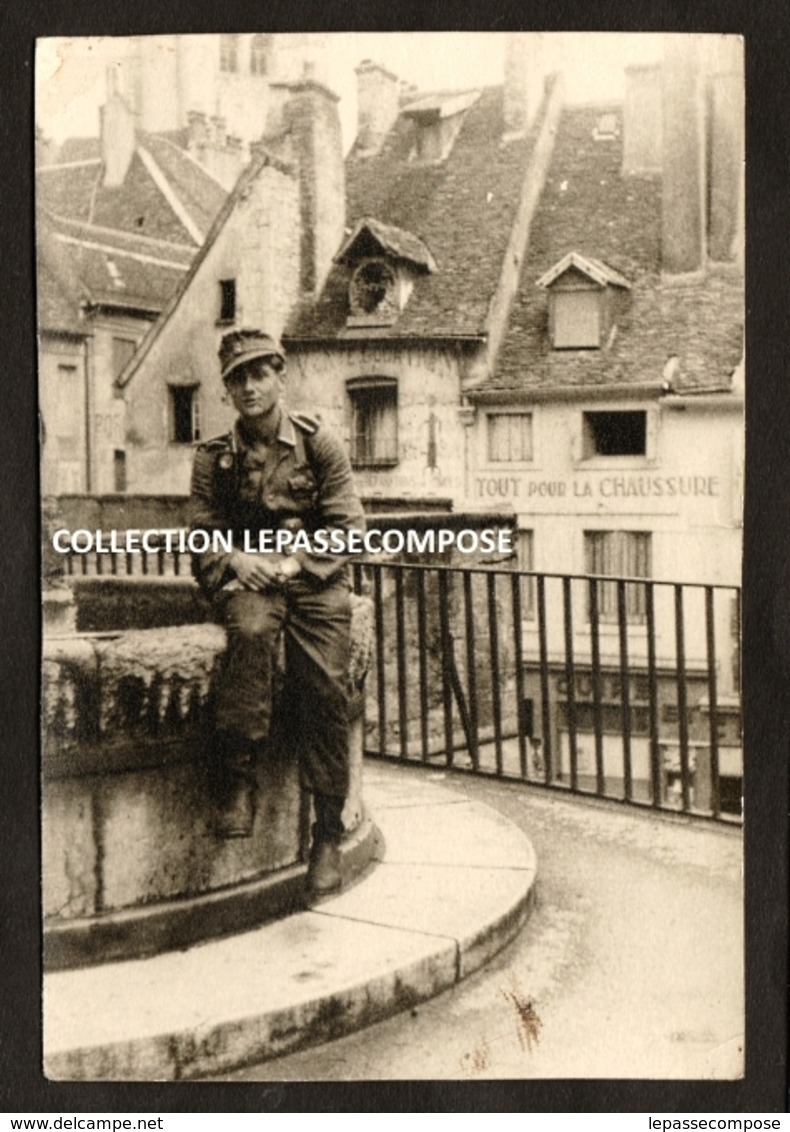 INEDIT DOLE - OCCUPATION - SOLDAT ALLEMAND PLACE AUX FLEURS SUR LA FONTAINE A L' ENFANT RUE DES ARENES - VERS 1940 - Dole