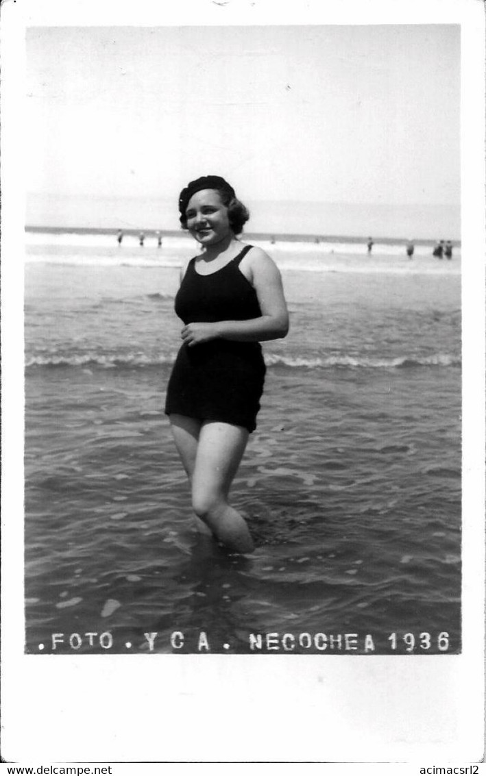 X277 - PIN UP Sexy WOMAN FEMME In Swimsuit With Beret By The Beach - Carte Photo PC 1936 Necochea - Pin-Ups