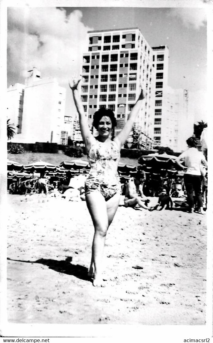 X279 - PIN UP Sexy WOMAN FEMME In Swimsuit By The Beach - Carte Photo PC 1958 Mar Del Plata - Pin-Ups