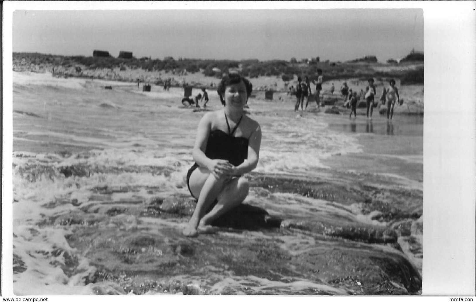 X288 - PIN UP WOMAN FEMME In Swimsuit Sitting By The Beach - Carte Photo PC 1956 - Pin-Ups